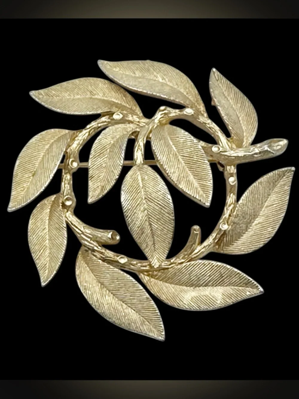 Lisner Signed Vintage Leaf Wreath Gold Tone Brooch